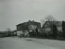 Bychawa, woj. lubelskie. Zabudowania folwarczne, m.in. obora z 1848 roku.