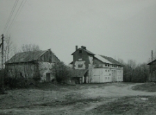 Bychawa, woj. lubelskie. Zabudowania folwarczne, m.in. spichlerz z I poł. XIX wieku.