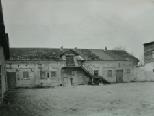 Bychawa, woj. lubelskie. Podzamcze. Obora z 1848 roku.