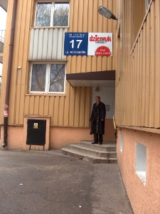 Janusz Krupski pod blokiem przy ulicy Weteranów 17 w Lublinie