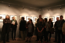Publiczność podczas wernisażu wystawy Lucjana Demidowskiego "Obrazy iluzoryczne" w Galerii NN