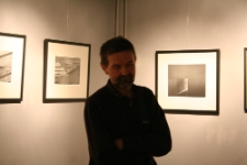 Lucjan Demidowski podczas wernisażu wystawy "Obrazy iluzoryczne" w Galerii NN