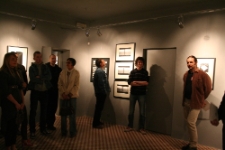 Publiczność podczas wernisażu wystawy Lucjana Demidowskiego "Obrazy iluzoryczne" w Galerii NN