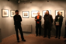 Lucjan Demidowski wraz z publicznością podczas wernisażu wystawy "Obrazy iluzoryczne" w Galerii NN
