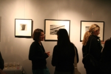 Publiczność podczas wernisażu wystawy Lucjana Demidowskiego "Obrazy iluzoryczne" w Galerii NN