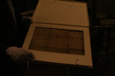 Prezentacja przywileju lokacyjnego Lublina podczas wystawy archiwali&oacute;w towarzyszącej prezentacji projektu internetowego "Lublin w dokumencie"