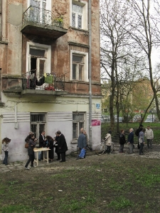 Uczestnicy wydarzenia "Listy do Henia" w 2010 roku pod domem przy ulicy Szewskiej 3.