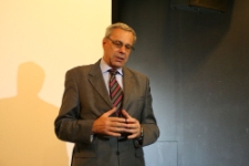 Dyrektor Maciej Kozłowski (MSZ) wita uczestnik&oacute;w konferencji "Razem przeciwko antysemityzmowi"