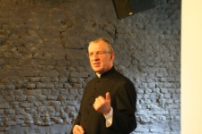 Biskup Mieczysław Cisło podczas konferencji "Razem przeciwko antysemityzmowi"
