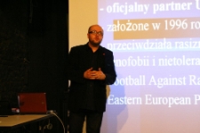 Jacek Purski ze Stowarzyszenia "Nigdy Więcej" podczas konferencji "Razem przeciwko antysemityzmowi"