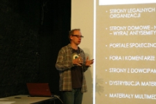 Bartek Gutowski ze Stowarzyszenia "Nigdy Więcej" podczas konferencji "Razem przeciwko antysemityzmowi"