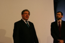 Joseph Dakar zabiera głos w dyskusji podczas konferencji "Razem przeciwko antysemityzmowi"