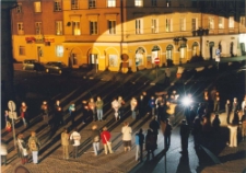 Uczestnicy Misterium "Jedna Ziemia - Dwie Świątynie" na Placu Zamkowym