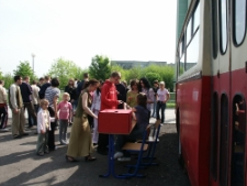Uczestnicy projektu Trolejbus Historii przed pojazdem