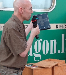 Tomasz Pietrasiewicz przed prezentacją multimedialną prolektu "wagon.lublin.pl"