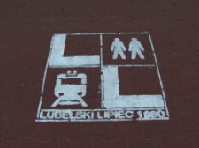 Napis na chodniku nawiązujący do Lubelskiego Lipca '80