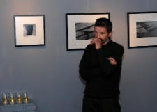 Lucjan Demidowski podczas wernisażu wystawy "Obrazy iluzoryczne" w Galerii NN