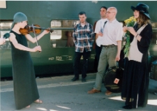 Występ skrzypaczki podczas "Podr&oacute;ży między wierszami"