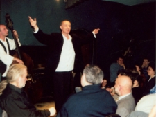 Wykonawcy i publiczność podczas premiery spektaklu "Jak Fajwł szukał samego siebie"