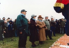 Byli więźniowie obozu koncentracyjnego na Majdanku podczas Misterium "Dzień Pięciu Modlitw"