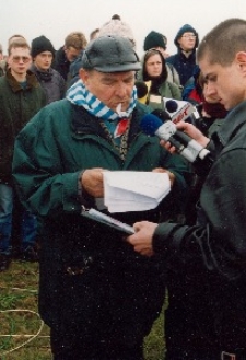 Byli więźniowie obozu koncentracyjnego na Majdanku czytają wspomnienia podczas Misterium "Dzień Pięciu Modlitw"