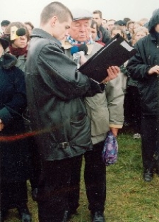 Byli więźniowie obozu koncentracyjnego na Majdanku czytają wspomnienia podczas Misterium "Dzień Pięciu Modlitw"