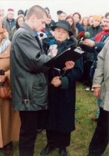 Byli więźniowie obozu koncentracyjnego na Majdanku czytają wspomnienia podczas Misterium "Dzień Pięciu Modlitw"