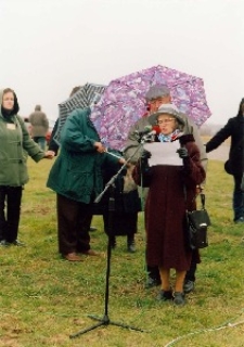 Byli więźniowie obozu koncentracyjnego na Majdanku czytają wspomnienia podczas Misterium "Dzień Pięciu Modlitw"