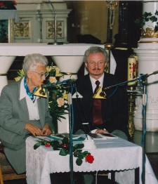 Ludmiła Mariańska i ks. Wacław Oszajca podczas festiwalu sztuki "W Kręgu Bramy"
