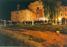 Uczestnicy Misterium "Jedna Ziemia - Dwie Świątynie" w miejscu po kościele farnym