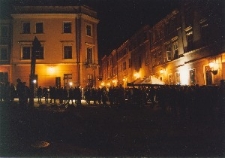 Uczestnicy Misterium "Jedna Ziemia - Dwie Świątynie" na ulicy Grodzkiej