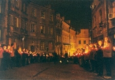 Uczestnicy Misterium "Jedna Ziemia - Dwie Świątynie" na ulicy Grodzkiej