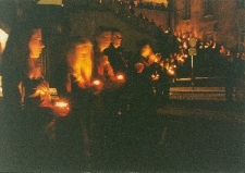 Uczestnicy Misterium "Jedna Ziemia - Dwie Świątynie" na Placu Zamkowym