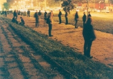 Uczestnicy Misterium "Jedna Ziemia - Dwie Świątynie" w miejscu po synagodze Maharszala