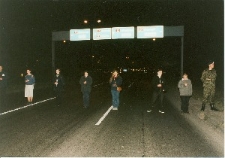 Uczestnicy Misterium "Jedna Ziemia - Dwie Świątynie" w miejscu po synagodze Maharszala