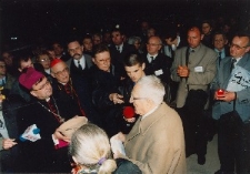 Arcybiskup J&oacute;zef Życinski i Bazyli Chmielewski podczas Misterium "Jedna Ziemia - Dwie Świątynie"