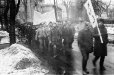 Przejście manifestacji Niezależnego Zrzeszenia Student&oacute;w Katolickiego Uniwersytetu Lubelskiego w stronę pomnika Marii Curie Skłodowskiej na wiec z okazji 20 rocznicy Marca 1968