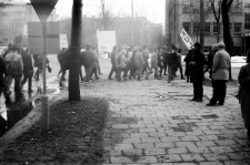 Przejście manifestacji Niezależnego Zrzeszenia Studentów Katolickiego Uniwersytetu Lubelskiego w stronę pomnika Marii Curie-Skłodowskiej na wiec z okazji 20 rocznicy Marca 1968 w Lublinie