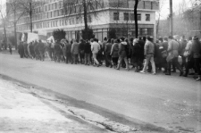 Przejście manifestacji Niezależnego Zrzeszenia Student&oacute;w Katolickiego Uniwersytetu Lubelskiego obok Biblioteki Gł&oacute;wnej Uniwersytetu Marii Curie-Skłodowskiej w Lublinie