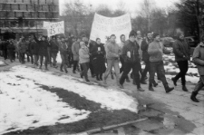 Wejście manifestacji Niezależnego Zrzeszenia Student&oacute;w Katolickiego Uniwersytetu Lubelskiego na plac Marii Curie-Skłodowskiej podczas wiecu odbywanego w 20 rocznicę Marca 1968 w Lublinie