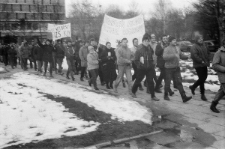 Wejście manifestacji Niezależnego Zrzeszenia Studentów Katolickiego Uniwersytetu Lubelskiego na plac Marii Curie-Skłodowskiej podczas wiecu odbywanego w 20 rocznicę Marca 1968 w Lublinie