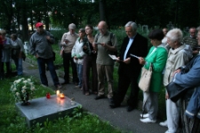 Uczestnicy spaceru trasą "Poematu o mieście Lublinie" na cmentarzu