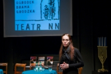 Joanna Zętar podczas prezentacji multimedialnej w Katowicach