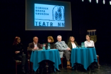 Uczestnicy dyskusji po zakończeniu spektaklu "Dyptyku Chasydzkiego" w Katowicach