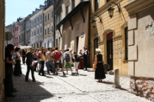 Uczestnicy spaceru przybliżającego historię pożaru Lublina z 1719r. na Starym Mieście