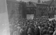 Tłum zgromadzony na ulicy Królewskiej po uroczystej mszy świętej 1 maja w Lublinie