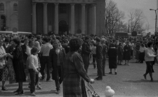 Tłum zgromadzony na Placu Katedralnym po uroczystej mszy świętej w 1 maja Lublinie