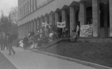 Rotacyjny protest na schodach KUL - &bdquo;Sitting&rdquo;, 5 - 10 maja 1988 roku w Lublinie