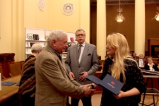 Flora Nastaj odbiera nagrodę gł&oacute;wną w konkursie "Najpiękniejsza Książka Roku 2009"