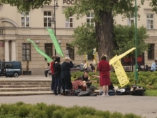 Uczestnicy happeningu "Poezja w papilotach" przy kocyku